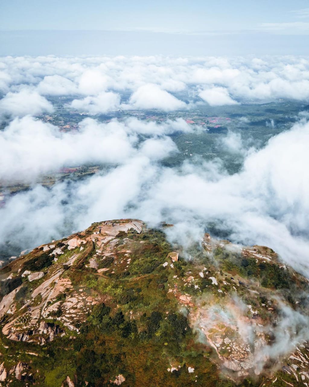 Stunning view of Skandagiri Hill near Bangalore, a popular trekking destination known for sunrise treks, scenic landscapes, and the ancient hilltop fortress.